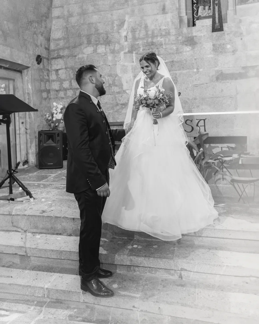 Novios de pie en las escaleras de piedra antes de la ceremonia