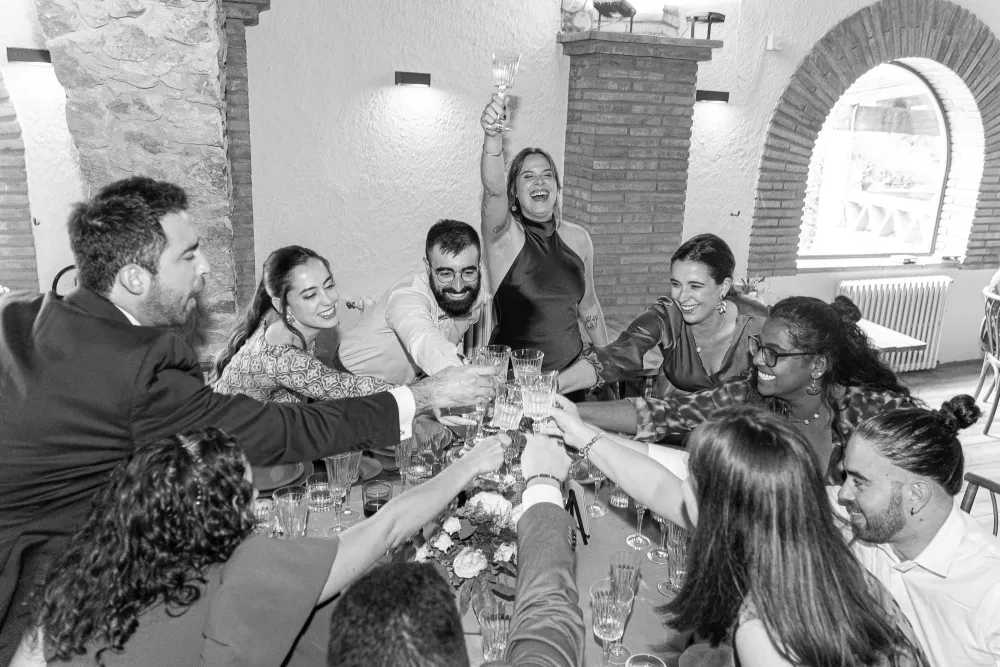 Invitados brindando alrededor de una mesa durante el banquete
